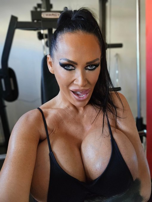 Gym selfie hope you like a gym mommy🤭https://t.co/OAHBuU55Vp https://t.co/OYwpTY1kbj