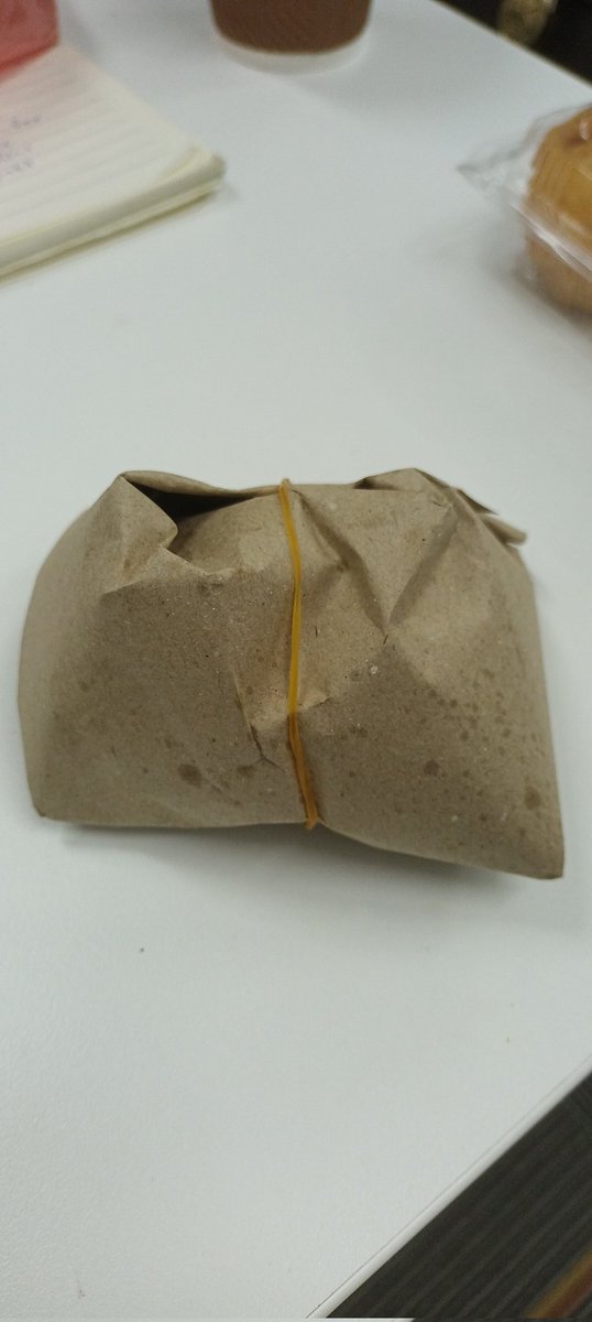 FiaHafiz's tweet photo. Cerita sedih pagi tadi.

Tengah beratur beli nasi lemak. Lepas tu bila giliran aku, aku order lah. Lepas tu dengar orang belakang (lelaki) order 1 nasi lemak. So masa bayar, aku ckp dkt akak tu utk bayarkan sekali org blkg. 

Lelaki tu dgr, lps tu dia cakap.. https://t.co/zLMK5Jq4Vg
