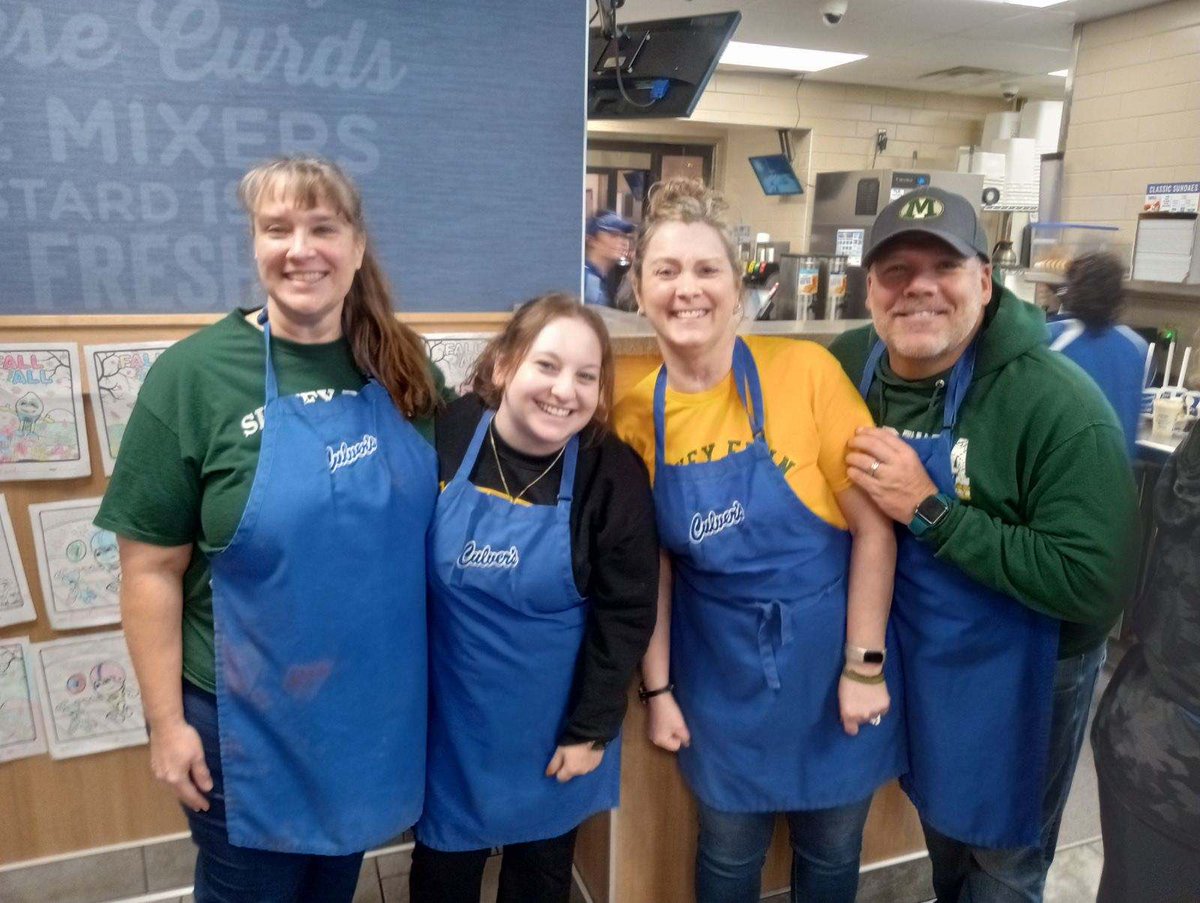 SidneyFennElem's tweet photo. What an awesome staff!  Thank you for working tonight. https://t.co/txIygId9jG