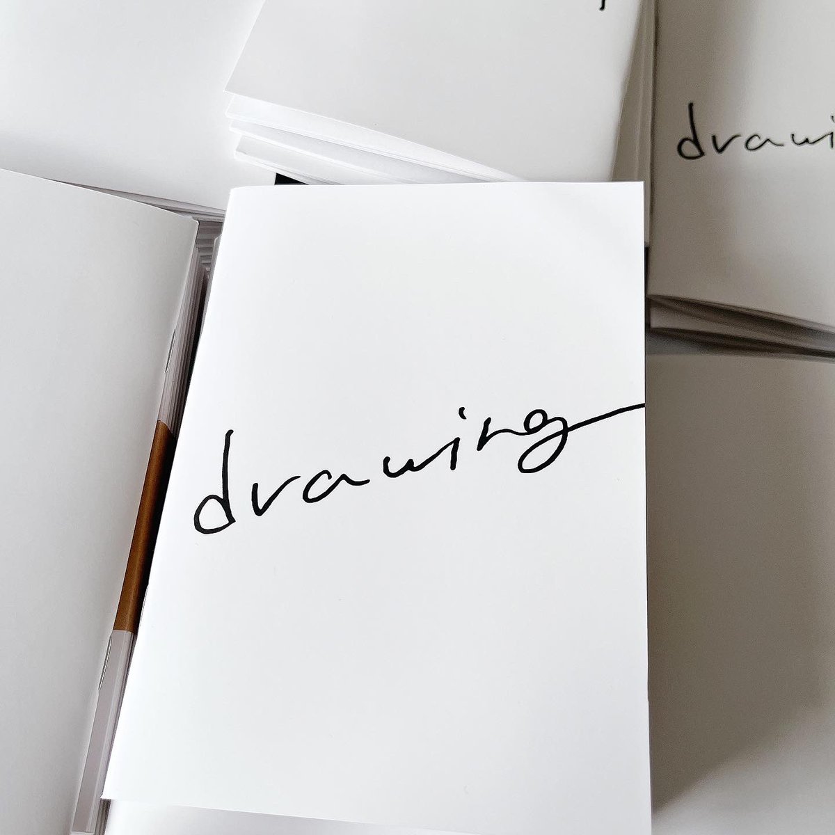 A6ãµã€ãºã®ããç»éãdrawingããå±ããŸããð¥žæã®ã²ããµã€ãºã§ã!
ããŒã«ãã³ã§æãããããŒã€ã³ã°ããŸãšããæ¬ã«ãªããŸã
坿ãã§ããŠãã³ãã³ã§ãâºïžâºïž
衚çŽ4p/æ¬æ28p/ã¢ãã¯ã/衚çŽãããå å·¥/800å/ã¯ã©ããã¹ããã«ãŒä»
#ãã¶ãã§ã¹58
#ãã¶ã€ã³ãã§ã¹ã¿