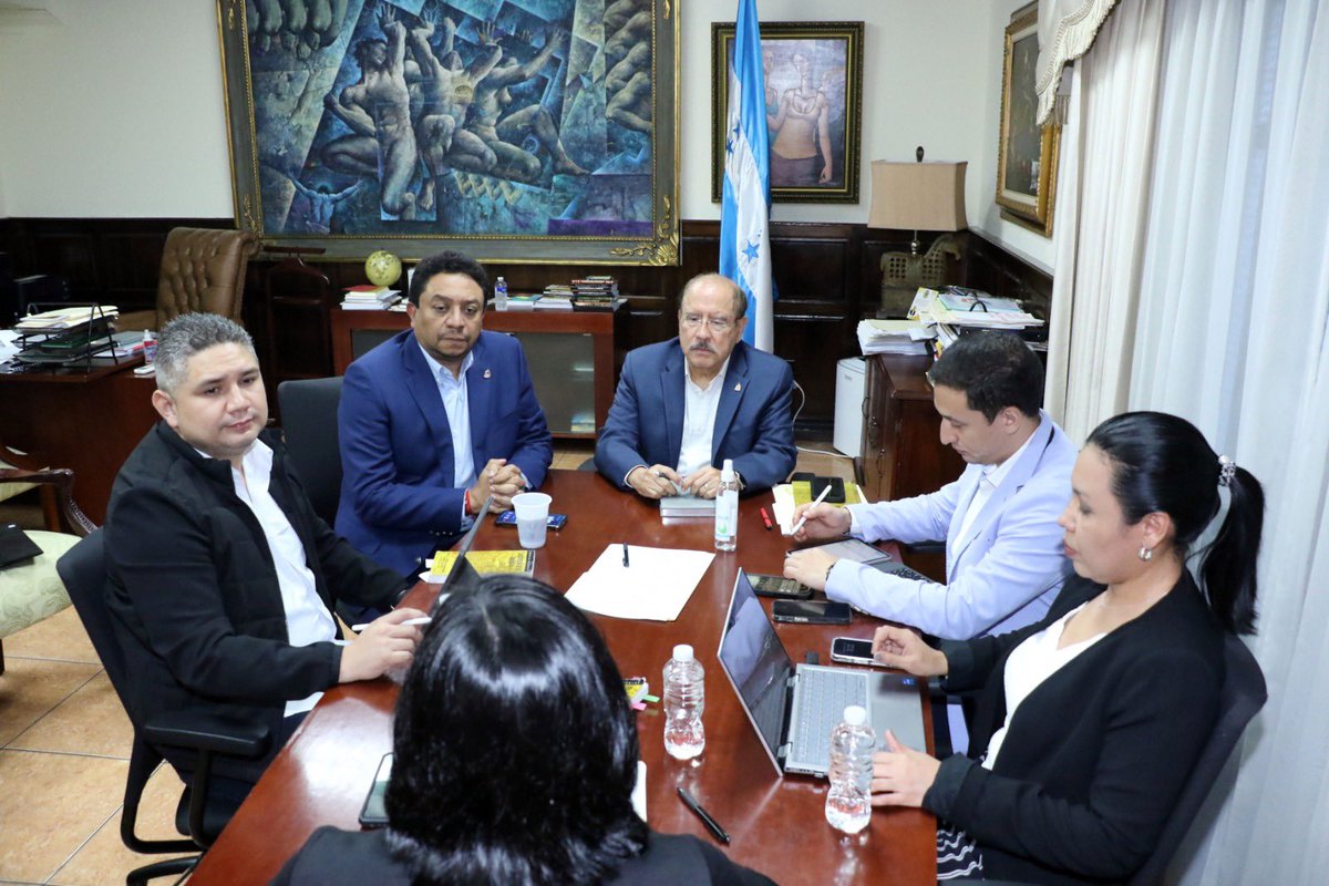 ConfidencialHN's tweet image. Comisión Especial del Congreso Nacional que investiga a los extitulares del MP, se reunió esta tarde para revisar la documentación remitida por la titular del Comisionado Nacional de Derechos Humanos #CONADEH, y las nuevas denuncias que se han recibido en la última semana.