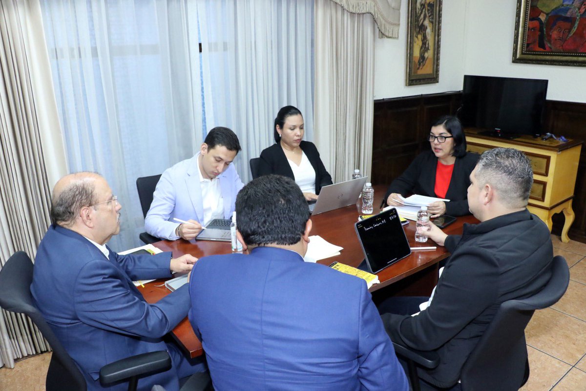 ConfidencialHN's tweet image. Comisión Especial del Congreso Nacional que investiga a los extitulares del MP, se reunió esta tarde para revisar la documentación remitida por la titular del Comisionado Nacional de Derechos Humanos #CONADEH, y las nuevas denuncias que se han recibido en la última semana.
