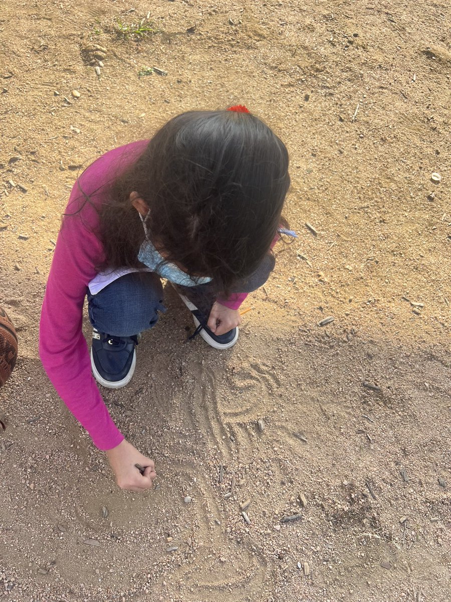 lateacherlopez's tweet photo. 🌱🔬 ¡@OdomEagles explorando los diferentes tipos de suelo como verdaderos científicos es una aventura fascinante! A través de la observación, análisis y experimentación, descubrimos los secretos que la tierra guarda. 🌍🌾 #ExploraciónCientífica #AprendiendoDeLaNaturaleza https://t.co/v794wDv6TE
