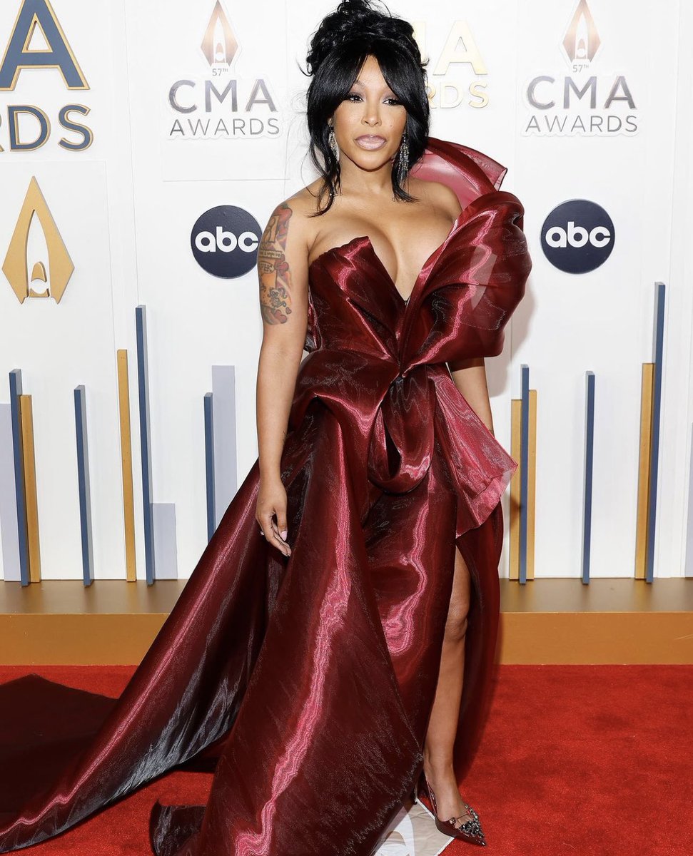 therealjamez21's tweet photo. My Lil Yeehaw livin’ her dreams at the #CMAAwards 🥰❣️💃🏽 @kmichelle @CountryMusic 🎤 #KOUNTRY 🤠 https://t.co/yECHwLRH1H