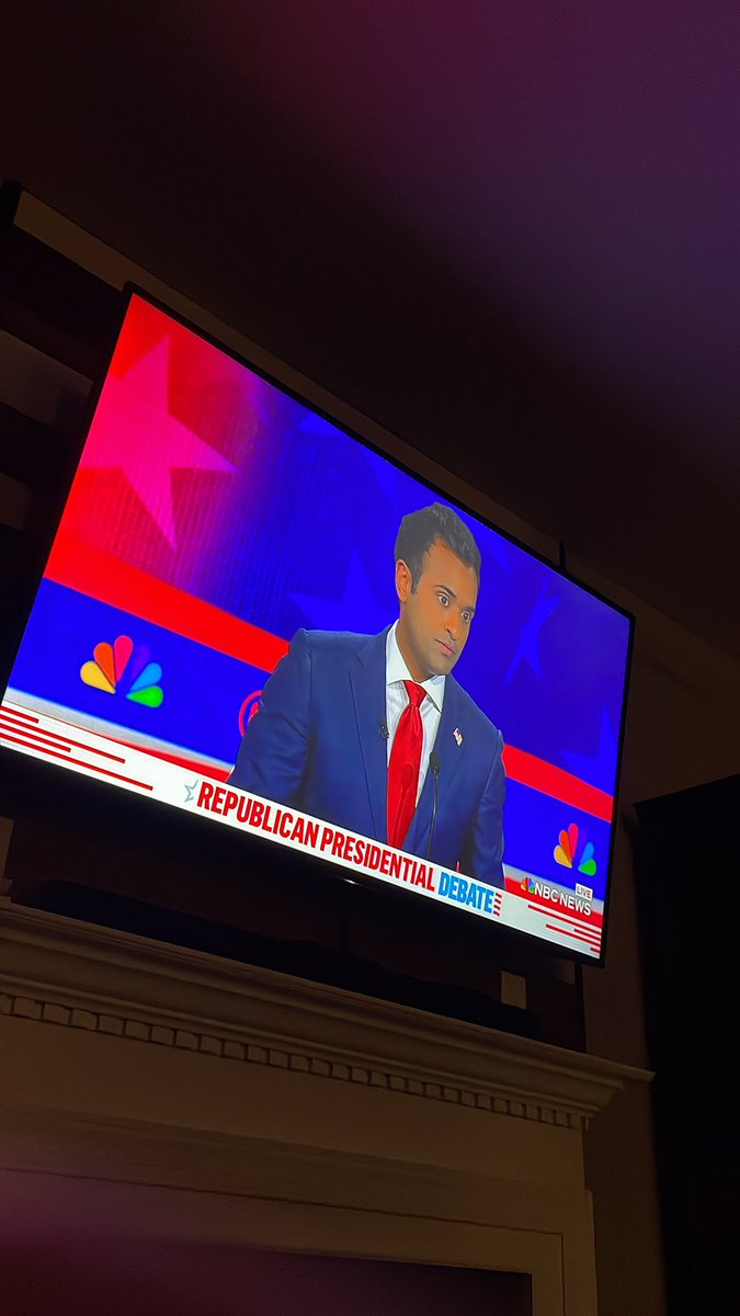 MiddleearthMixr's tweet image. Vivek WITH AN ABSOLUTE STEEL CHAIR SLAMS NBC FOR BEING FAKE NEWS THIS MAN COULD NOT GET MORE BASED

#AnswerTheQuestion