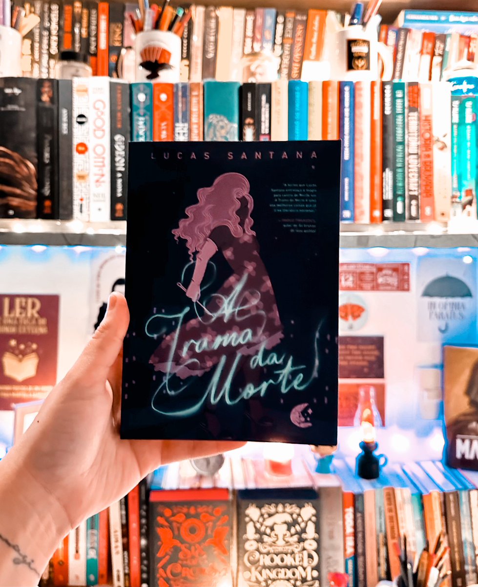 Gente, hoje no voo eu também li "A Trama da Morte" de <a href="/lucassntn/">lucas santana 💥 tá no bsky e ig!</a> inteirinho! LIVRO MARAVILHOSO DE VERDADE! Quero comentar com calma, mas agora meu cérebro tá só geleia! O livro ta no K.U. para quem quiser conferir! Obrigada <a href="/CorvusEditora/">Editora Corvus</a> pelo exemplar!💕 a.co/d/hddLVOP