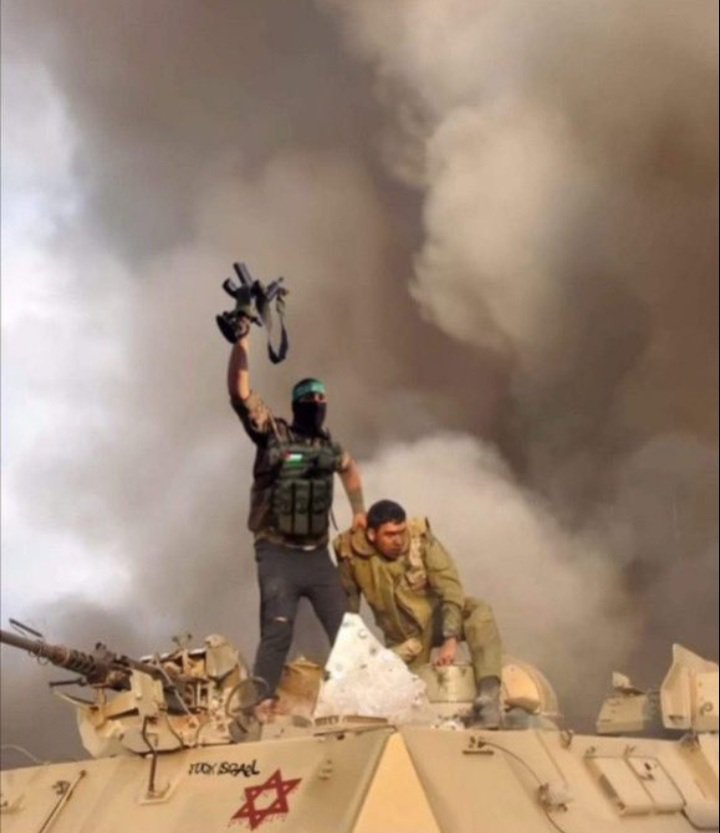 Palestino sacando por el cogote a un Israelí de su tanque. Los Israelíes son como sus amos gringos. No saben de pelea cuerpo a cuerpo.