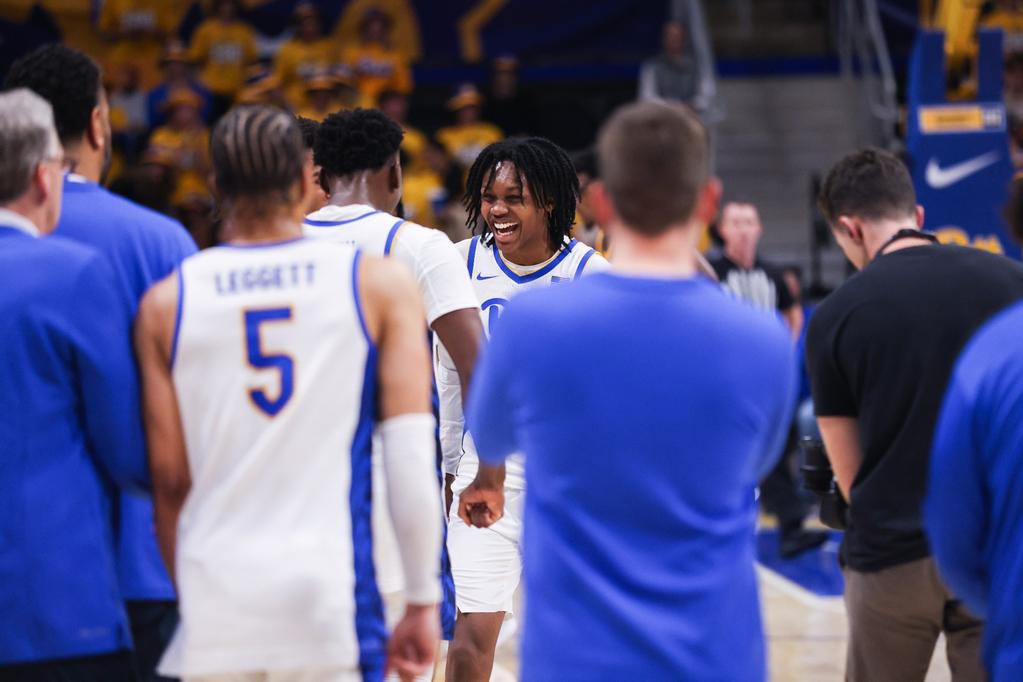 JRown32's tweet photo. Bub &amp; Bella 🤝 

Couple of special debuts this week for new #Pitt guards. 

Bub Carrington of @Pitt_MBB: 1st player in Pitt history, 2nd freshman in ACC history with a triple-double in their debut. 

@bellaperkins__ of @Pitt_WBB: career-high 21 points with two late 3’s vs Yale. https://t.co/sPN5MiWGRt