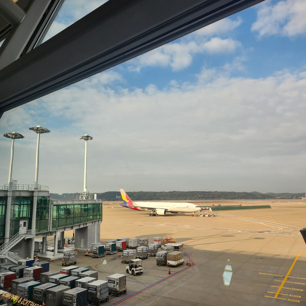 너무 뜸했던 소식😅
요즘 열심히 책도읽고 여행도 다니며
휴식중이에요.
감정에 메이지 않게 감정을 그리는 방법을 고민하는 중🍁 

#여행 #휴식