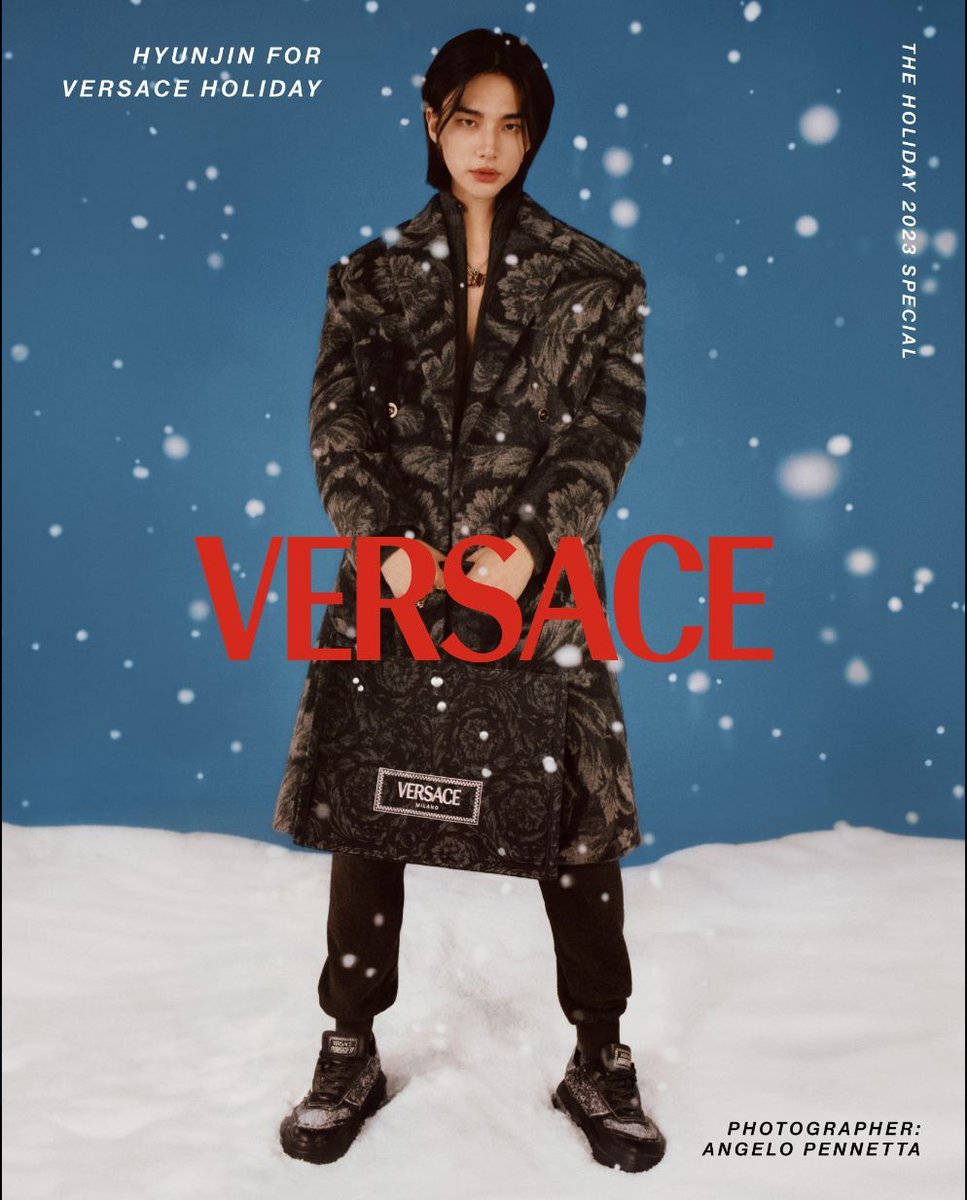 See? I'm already looking and a key ring that definetly don't need but still wants to buy it... 
isn't cute thought?

#VersaceHoliday
#VersaceAthena
#Versace
#StrayKids
