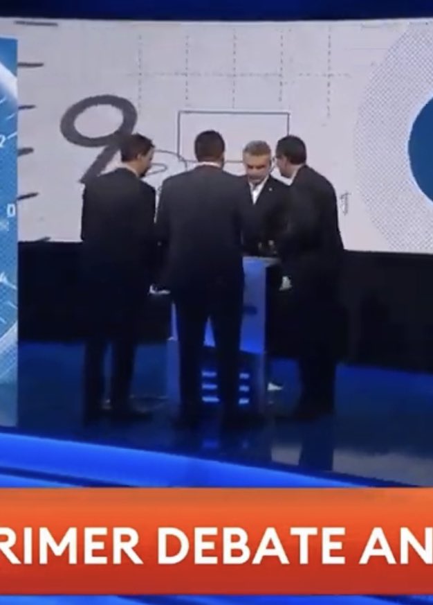 HombreGris_OK's tweet photo. El asesor de Rossi: y si te hacés el desmayado?
#Debate2023 https://t.co/MCeHZFeb0Z