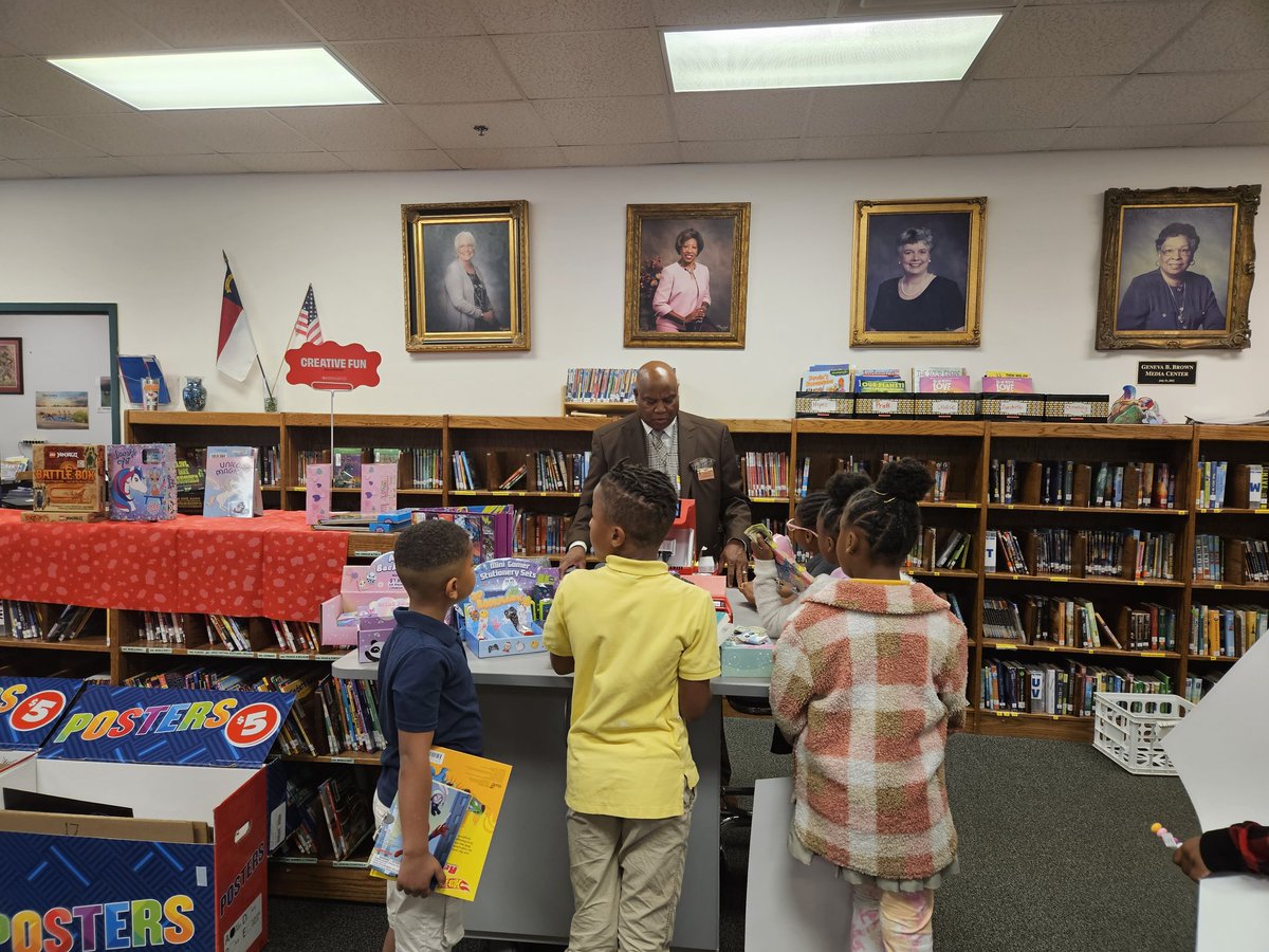 LisaCrede's tweet photo. Thanks again to our wonderful volunteers helping make  book fair week such a success! #WeAreMooreTogether, @moore_magnet , @lindsaywjacobo , @mr_marckel https://t.co/1RecT3j7Bl
