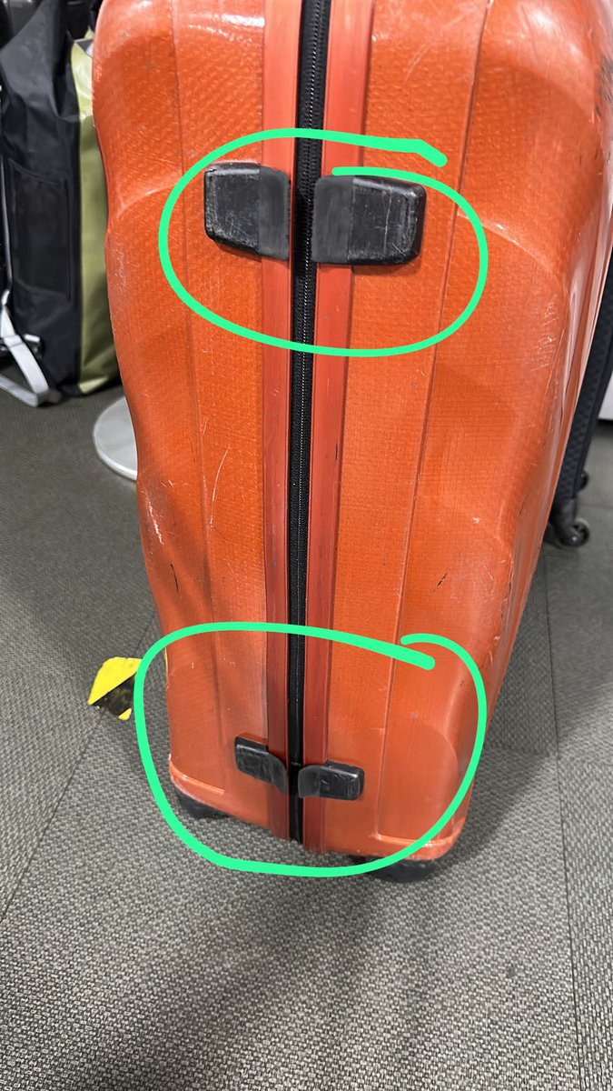 DiegoZDsd's tweet photo. @Aeromexico me rompen la maleta y nadie se quiere hacer responsable, estoy en recogida de maletas en llegadas internacionales del Aeropuerto de la Ciudad de México T2 https://t.co/frPHEY5XkZ