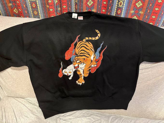 (恐らく洗濯物が飛ばされて)紛失して約2年ぶりに買い直したにゃぶんビッグシルエットスウェットが届いたぜ… 