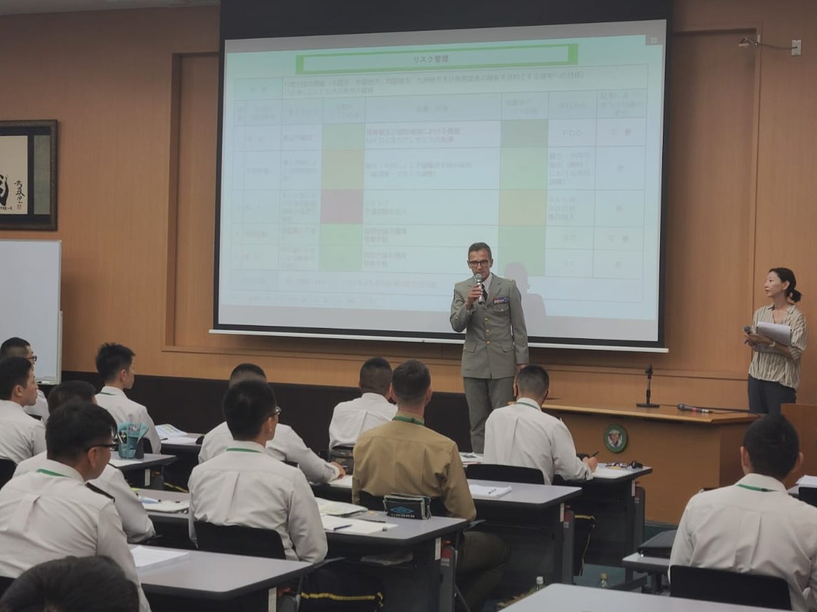 ambafrancejp's tweet photo. Le général Vidaud, directeur du #CDEC @armeedeterre 🇫🇷, a rencontré son homologue 🇯🇵, le général Hiroe, directeur de #TERCOM @JGSDF_pr. Échange sur les piliers de la transformation des forces terrestres :
👉 évolution de la doctrine
👉 retour d'expérience des conflits
👉 R&D https://t.co/MaxPQ5MkHc