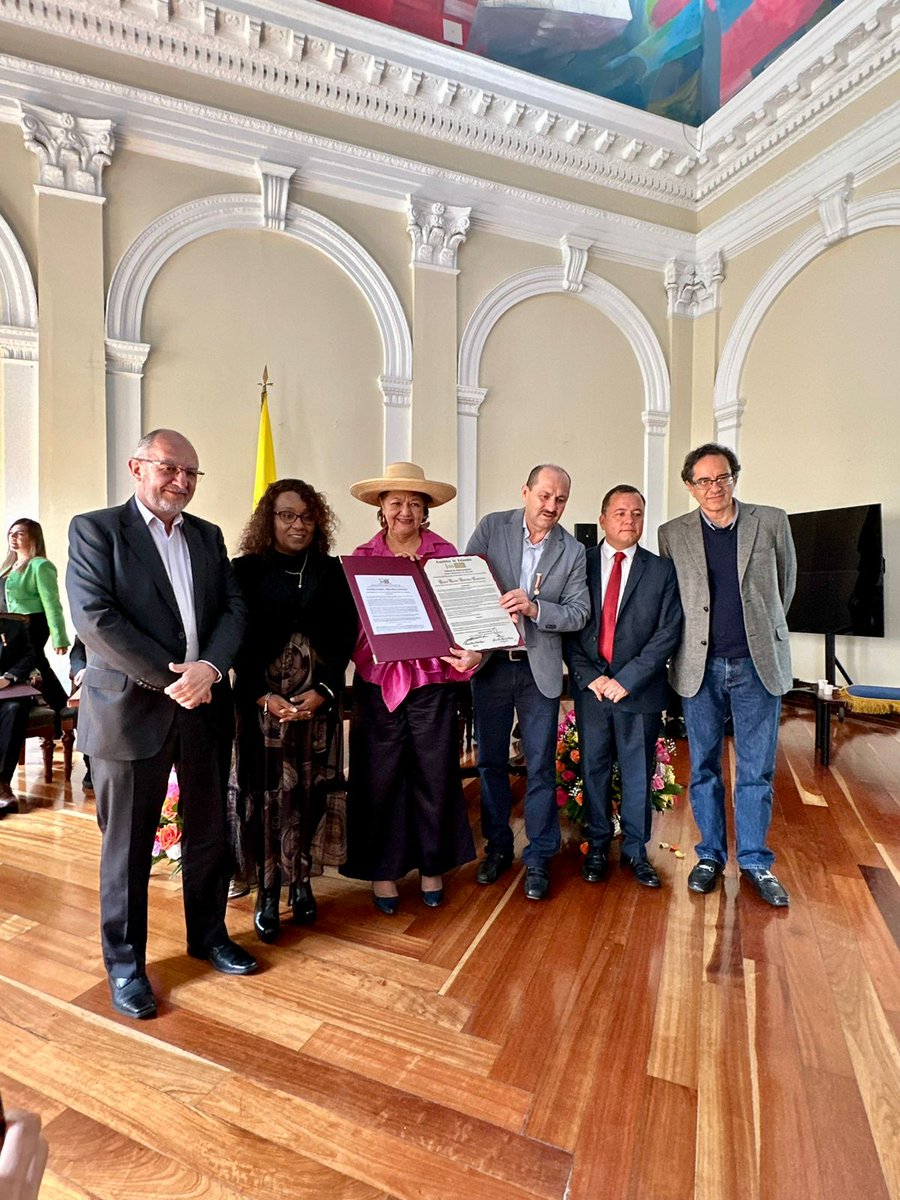 OProtocolo's tweet image. En el salón de la Constitución del Congreso de la República, la H. Representante Dr. Leyla Marleny Rincón otorgó Moción de Reconocimiento a la Institución Educativa Montessori, surgida en Pitalito Huila y que hoy gana reconocimiento a 
Mejor Escuela del Mundo en Acción Ambiental,