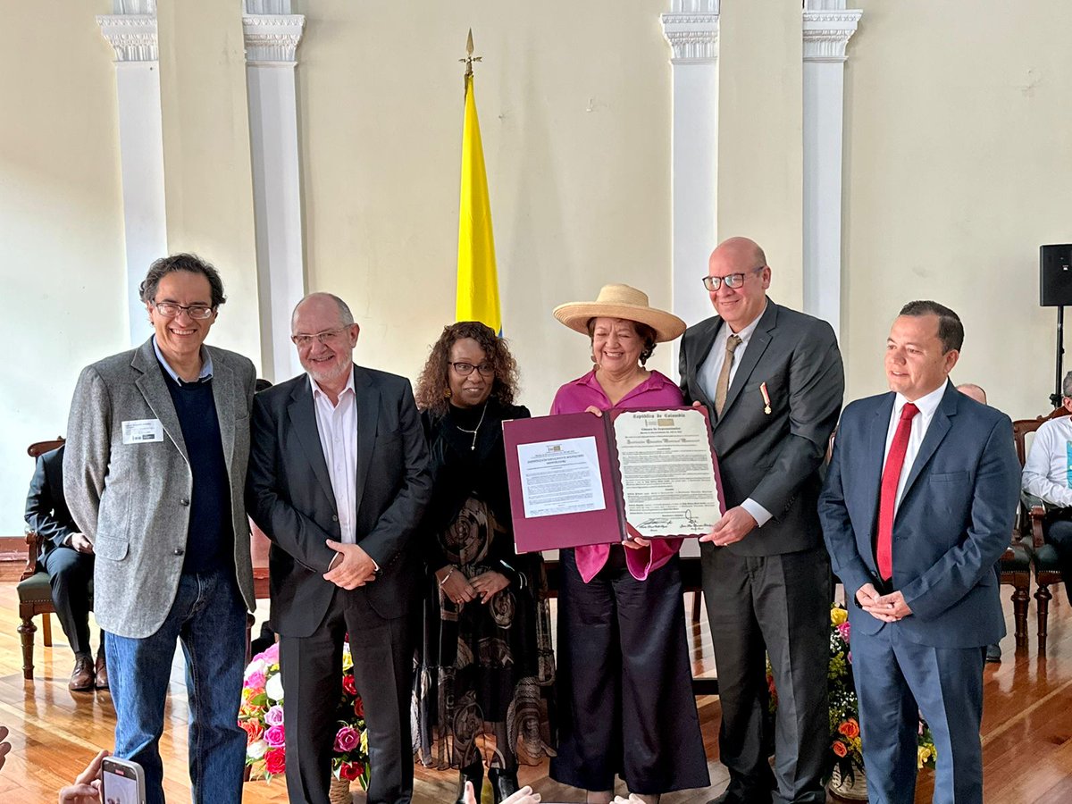 OProtocolo's tweet image. En el salón de la Constitución del Congreso de la República, la H. Representante Dr. Leyla Marleny Rincón otorgó Moción de Reconocimiento a la Institución Educativa Montessori, surgida en Pitalito Huila y que hoy gana reconocimiento a 
Mejor Escuela del Mundo en Acción Ambiental,