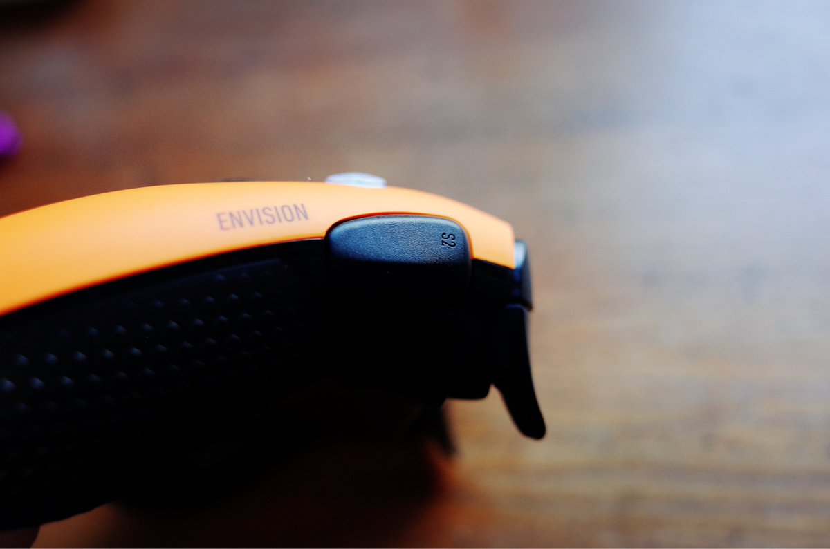 SlowKinax's tweet image. 握り心地はPS5ｺﾝより小さくちょうど良い
このサイドボタン(S1.S2)がヤバすぎる。咄嗟に押せないし変な時に押しちゃうので急にリロードしたり接敵時に武器交換する謎ソルジャーになっちゃう。"切"にした。背面4つサイド2つは喜び~~~(苦笑)  #SCUF  #INVISION