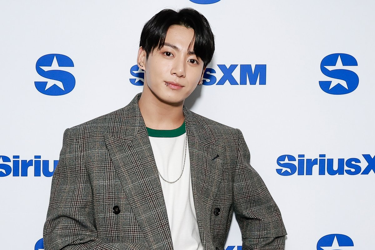 etnow's tweet photo. Jung Kook is photographed at SiriusXM Studios in New York City. https://t.co/OtRT5ViFLx