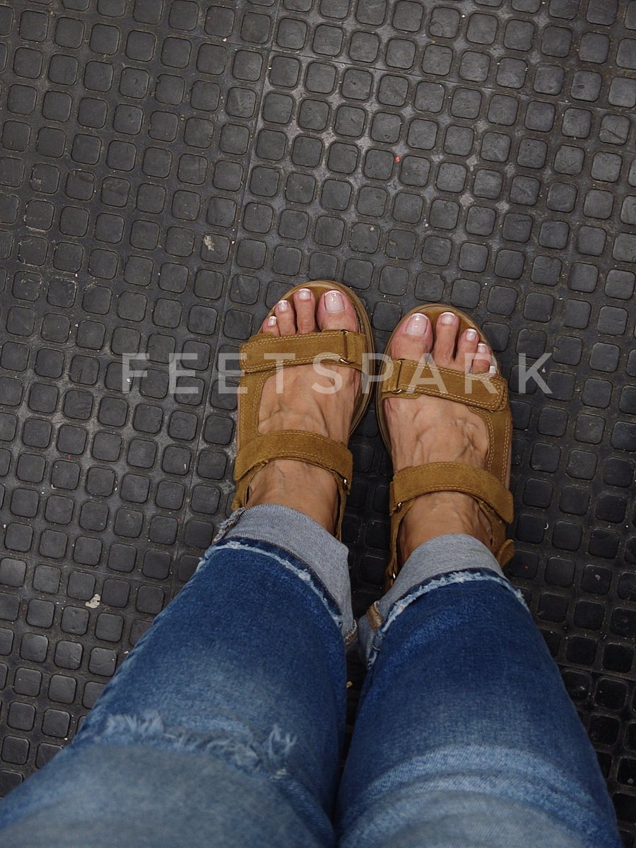feetspark's tweet photo. Hump day https://t.co/lRxSVxoQd6