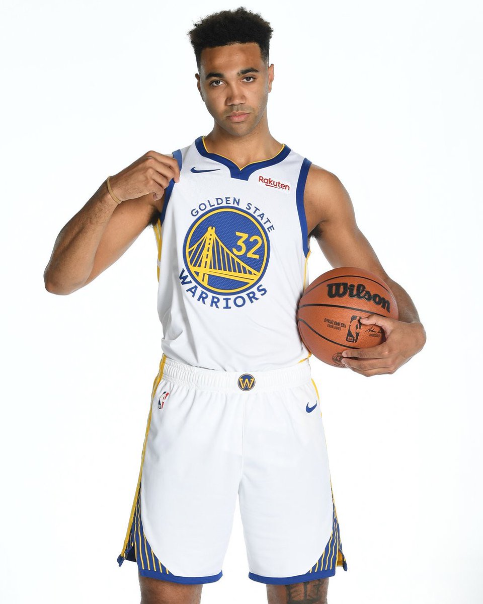 WarriorsLatam_'s tweet photo. El se llama Trayce, es un joven inexperto norteamericano que solo tiene 4 partidos jugados en la NBA.

Aquel se llama Nikola, es el mejor jugador del mundo, MVP y campeón de la liga siendo el jugador más valioso.

¿Quién ganará el duelo de esta noche? https://t.co/Z4m3bFtGRT
