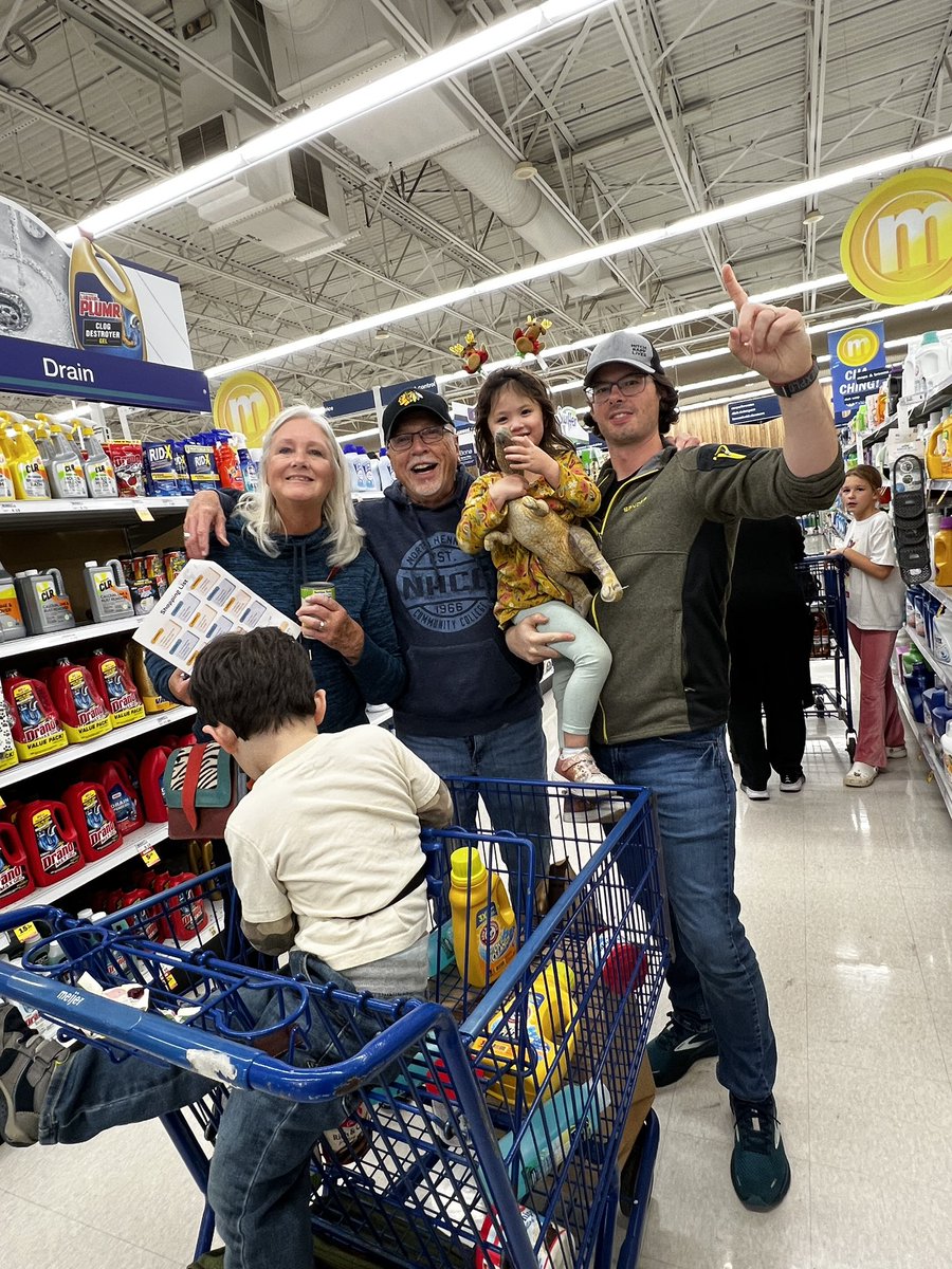 Chapel street food drive tonight!!! 👏 <a href="/chapelstchurch/">Chapelstreet Church</a> frosted cobras!