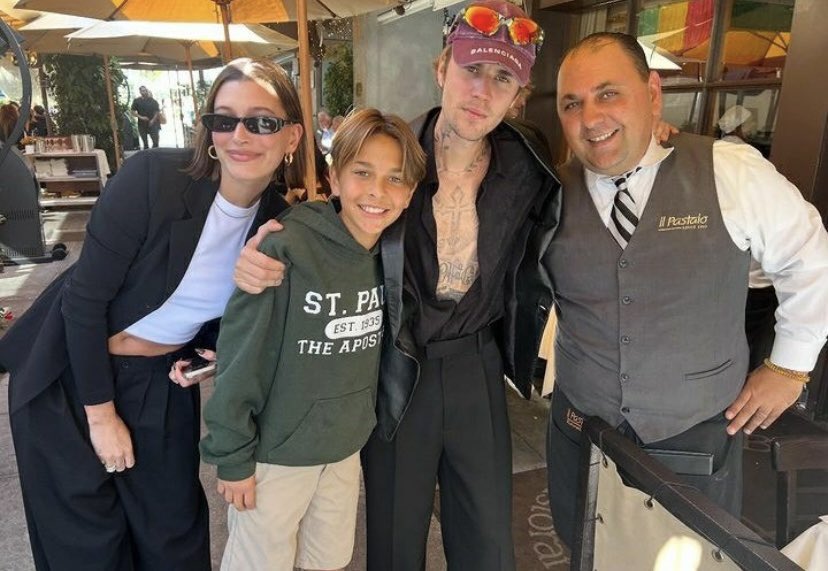 bieberguatex's tweet photo. 📸| 8 DE NOVIEMBRE: Justin y Hailey con fans en Los Angeles. https://t.co/p55GagCFK7
