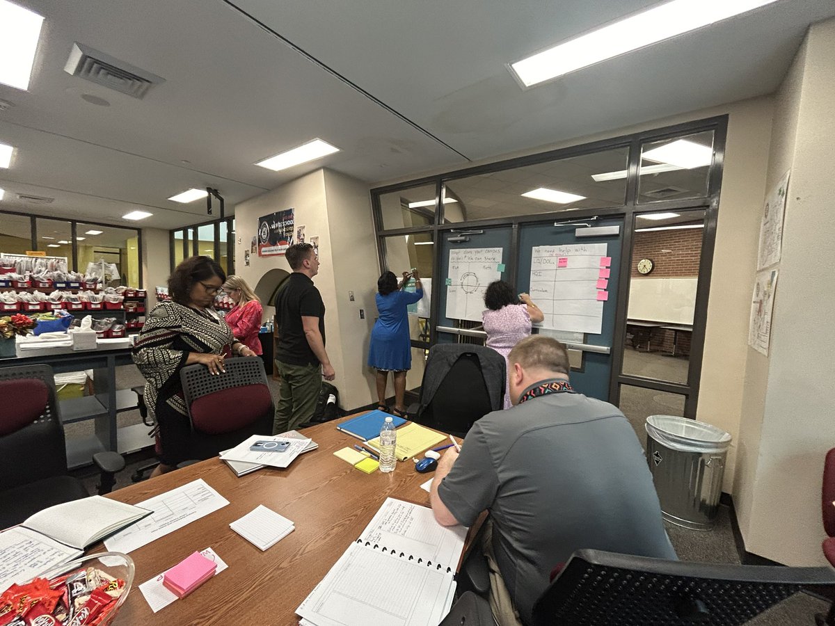 BrettGallini's tweet image. Lamar Feeder Pattern K-5 and K-8 principals gathered today to share and learn. #Highqualityinstruction @HISDCentral @HoustonISD 📝📖🧮