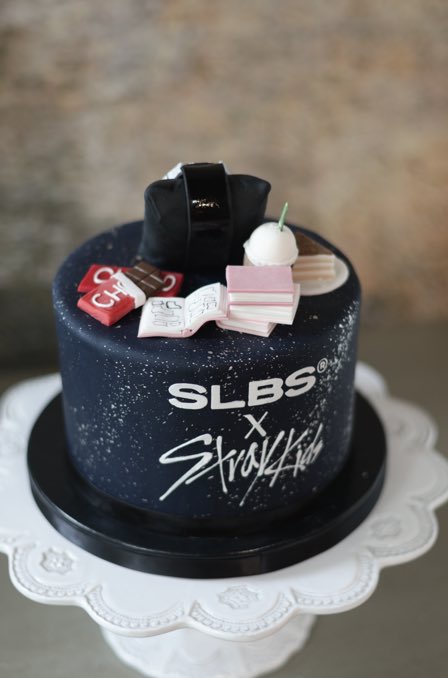 It is a tad bit late but A LOT of you asked for this! So here we go - behind the scenes for Han’s birthday cake✨