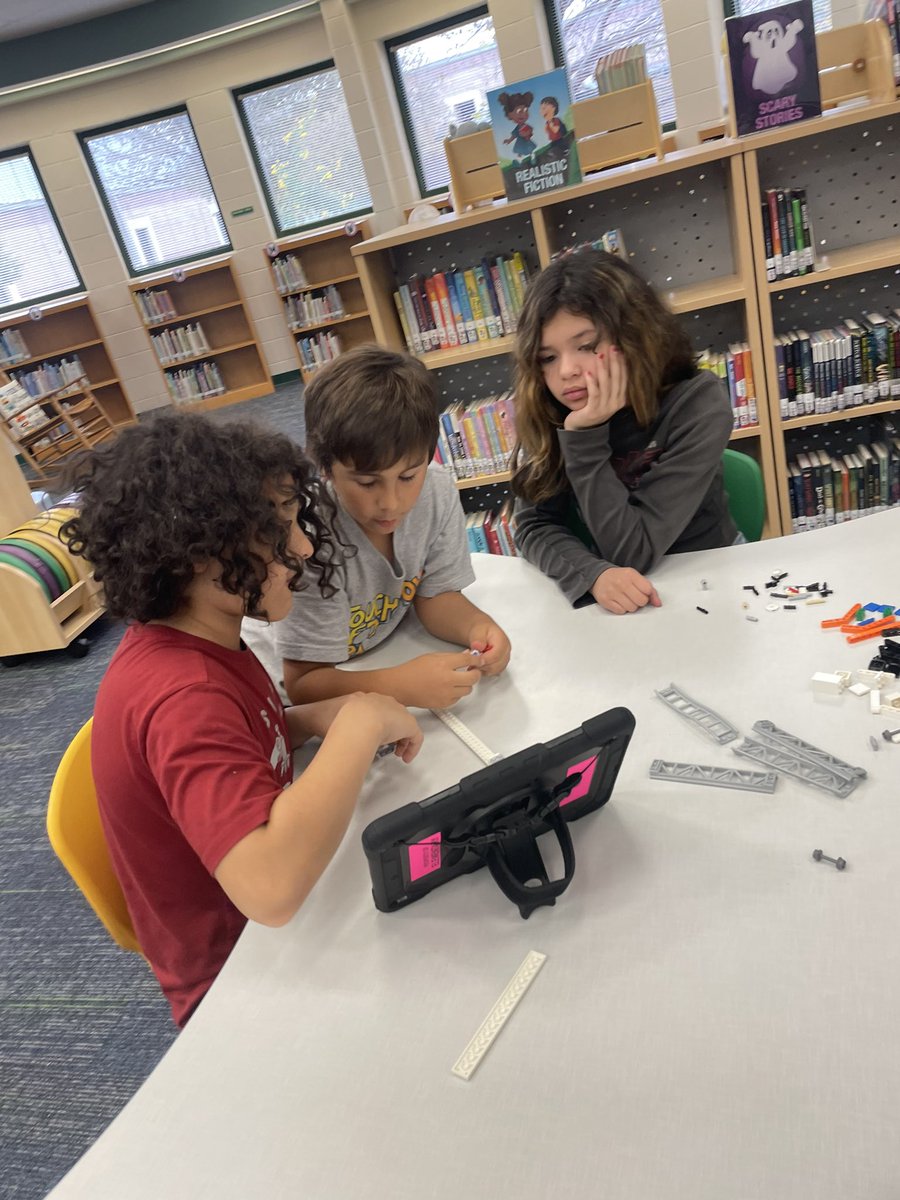 rosemarylara96's tweet image. Teamwork, missions building, coding @LEGO_Education Robot, and researching! @firstlegoleague @FIRSTinTexas @NISDSteubing @JRamz2015 #NISDRobotics