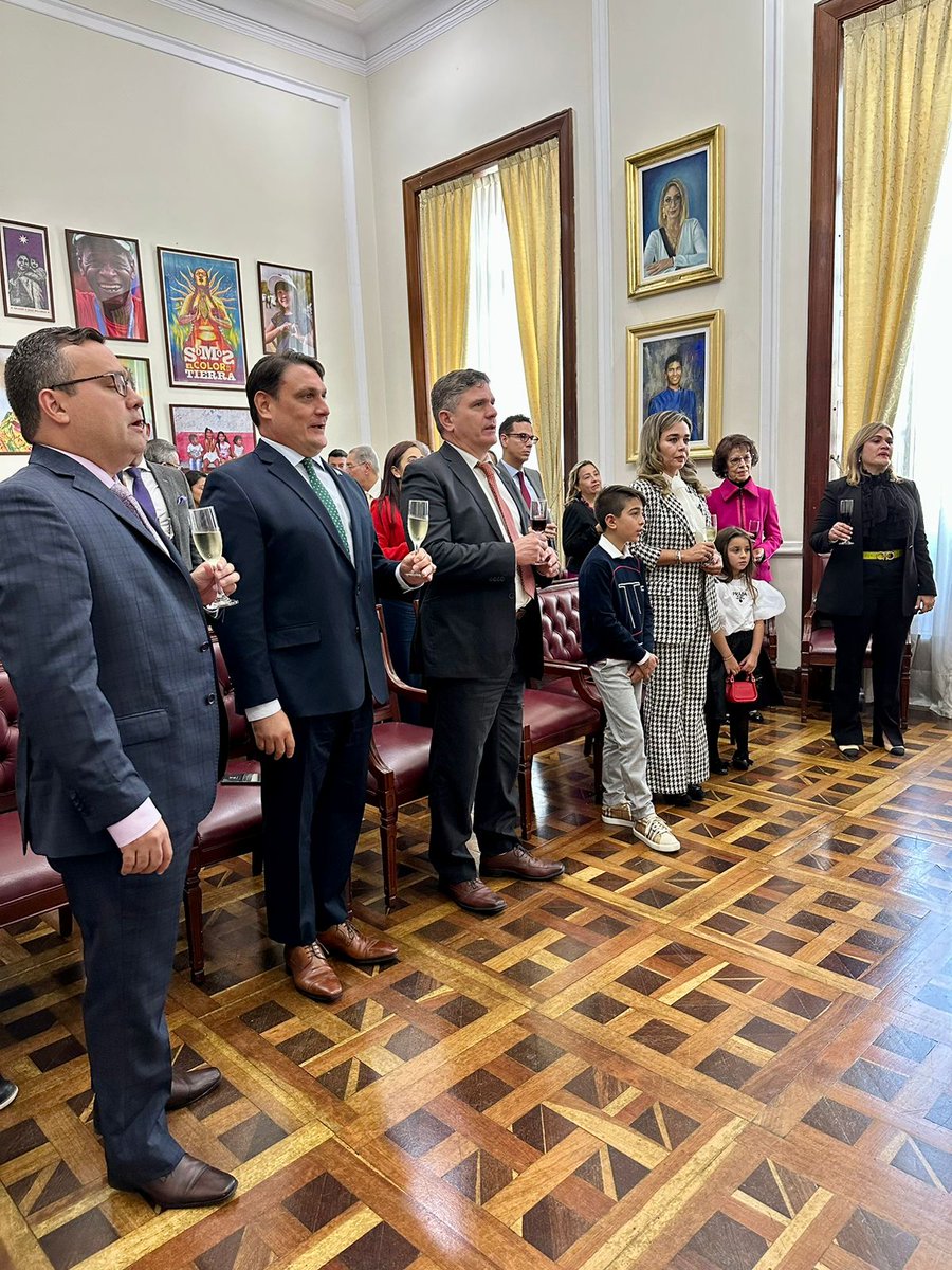 OProtocolo's tweet image. El Primer Vicepresidente de la Honorable Cámara de Representantes, Fernando David Niño Mendoza, rindió público homenaje con la Orden de la Democracia Simon Bolívar, en el Grado Cruz Oficial, al Dr. Juan Carlos Expósito Vélez, por su brillante recorrido profesional.