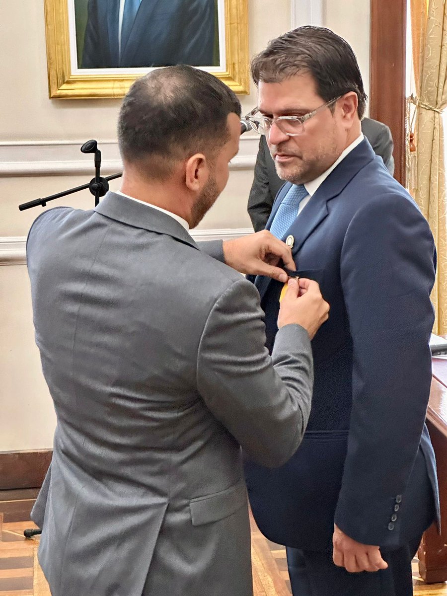 OProtocolo's tweet image. El Primer Vicepresidente de la Honorable Cámara de Representantes, Fernando David Niño Mendoza, rindió público homenaje con la Orden de la Democracia Simon Bolívar, en el Grado Cruz Oficial, al Dr. Juan Carlos Expósito Vélez, por su brillante recorrido profesional.