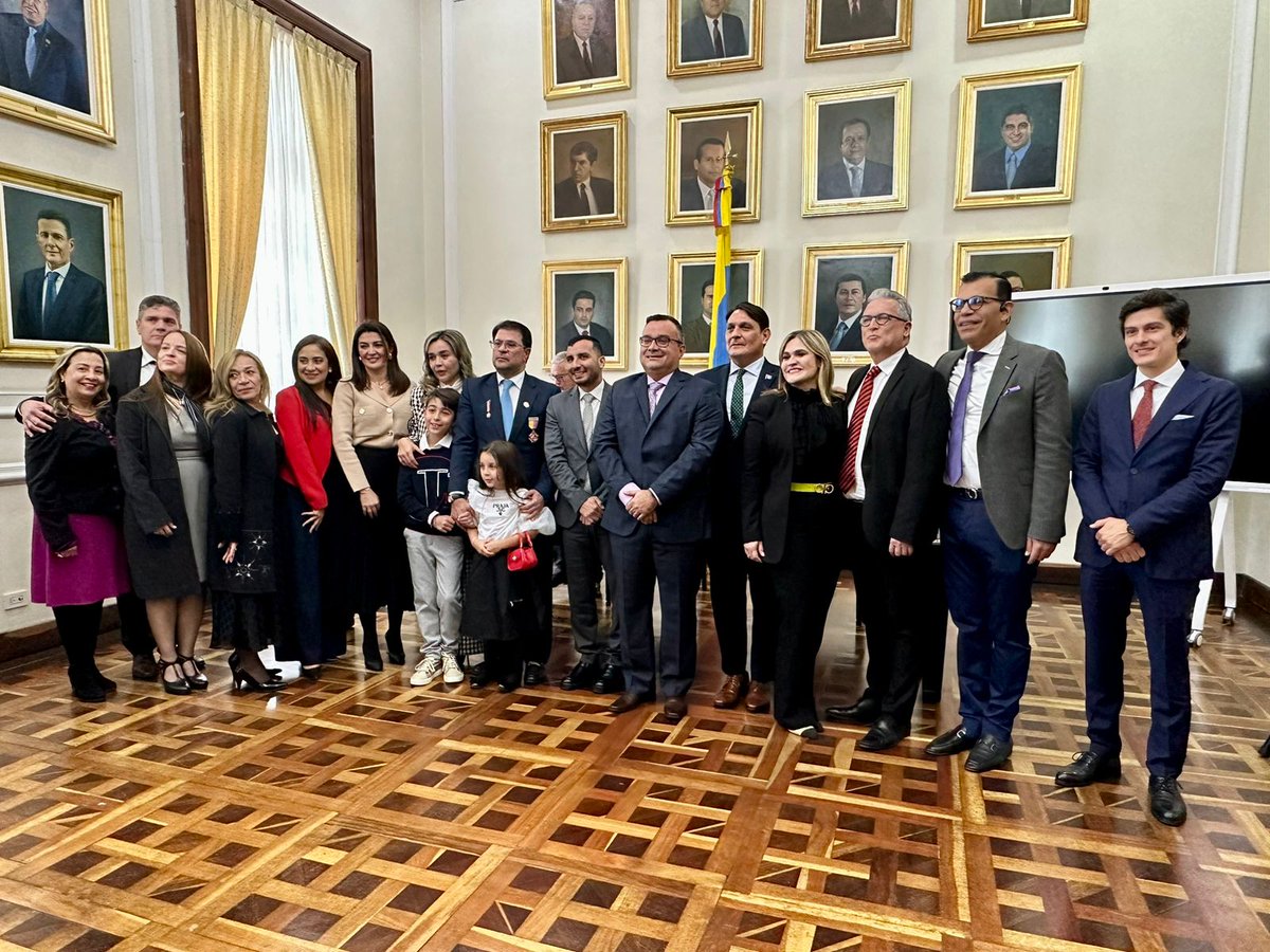 OProtocolo's tweet image. El Primer Vicepresidente de la Honorable Cámara de Representantes, Fernando David Niño Mendoza, rindió público homenaje con la Orden de la Democracia Simon Bolívar, en el Grado Cruz Oficial, al Dr. Juan Carlos Expósito Vélez, por su brillante recorrido profesional.