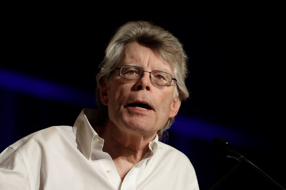Estadao's tweet photo. 📚 LISTA DE LIVROS ‘PROIBIDOS’ 

Governo de SC manda tirar 9 livros de circulação; relação inclui obra de Stephen King https://t.co/iTfELDyEjX https://t.co/uV3utQq5gY