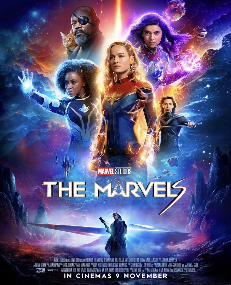 nacaomarvell's tweet photo. 🚨 ACABEI DE VER THE MARVELS E SIM, É UM BOM FILME E BEM DIVERTIDO!

O longa é carregado de diversão com pitadas de cenas emocionantes. As cenas de lutas são muito boas. Muito mesmo. O desenvolvimento das protagonistas é um deleite. São literalmente 3 irmãs que brigam e se resolvem. Se amam e se divertem.

As cenas no planeta musical são MUITO BOAS E MUITO DIVERTIDAS. É pra isso que foram feitas e cumpriram MUITO bem o papel.

Kamala Khan de Iman Vellani é uma ladra magnífica de cenas, para mim, é o maior acerto da Marvel em muitos anos.

A direção da Nia DaCosta é muito boa, mas é claro o quão fraco é o roteiro e isso respinga drasticamente numa vilã ruim, sem profundidade nenhuma.

No geral, eu curti e me diverti. É um bom filme, não é uma masterpiece e não é horrível, nem ruim, é bem divertido, emocionante, com ótimas cenas de ação, lutas e uma boa direção, mas que despenca num roteiro abaixo do padrão mediano do MCU atual.

Crítica completa amanhã de manhã!!!

— Kai