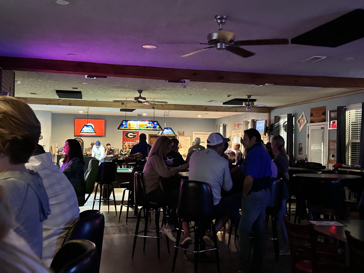 BobbyWilson1004's tweet photo. Stopped by a local joint tonight on the way home. They only serve dranks in styrofoam cups but my lady brought old boy a glass… ummm hmmm 🥃 #RedneckClass https://t.co/VnM57NK4Tt