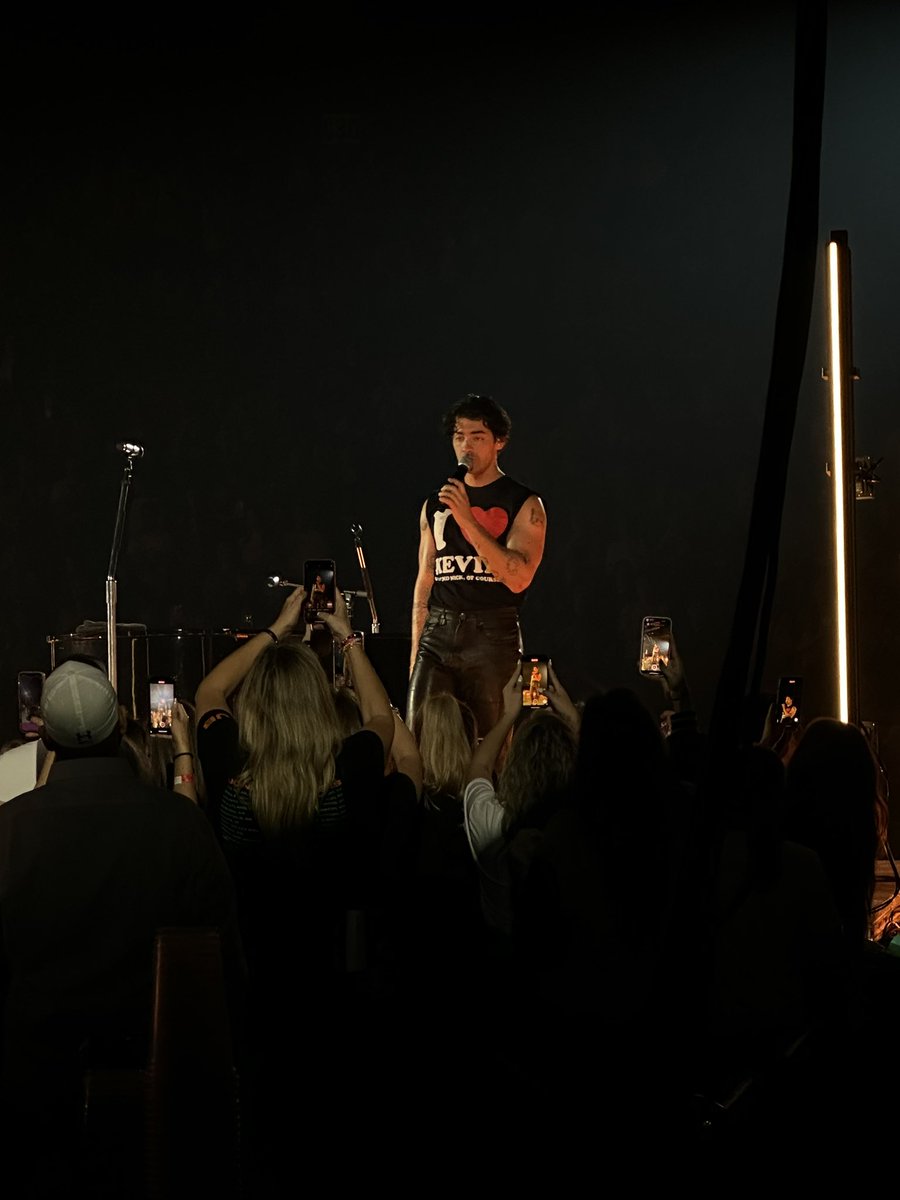shayrayy's tweet photo. Forever a Nick girlie however, this tour Joe has had a choke hold on me 🤤😍 https://t.co/8okEyJLuZM
