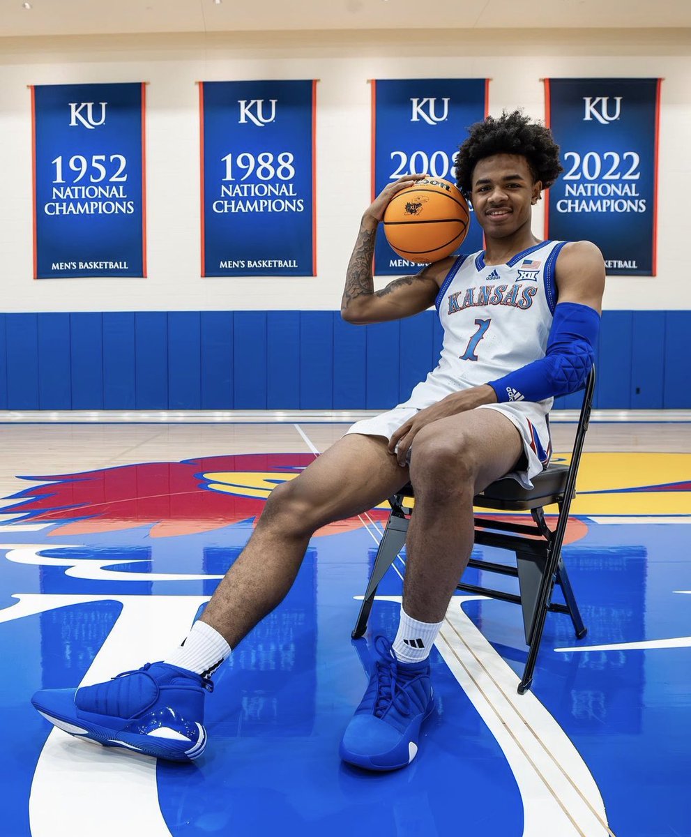 TeamThadNation's tweet photo. ππ΄π΅1000% SIGNEDπ΅π΄π Congrats to #TTN Labaron Philon (@LabaronPhilon) on signing with the Jayhawks π¦! We look for him to be that great athlete inside & out as weβve been able to witness here at Team Thad! Wishing him π« SUCCESS! #TheBrotherhood ππ€ #PointGuardUniversity https://t.co/FxUqZWaCQB