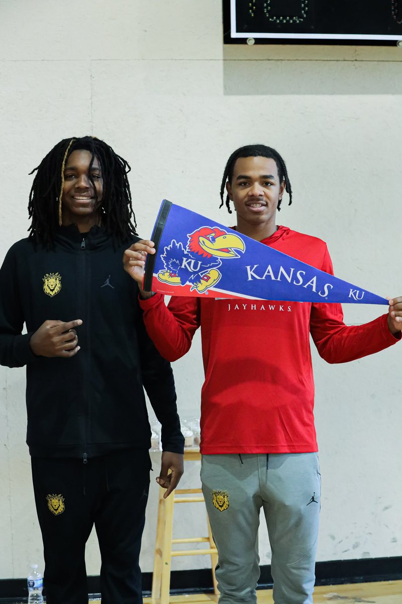 TeamThadNation's tweet photo. ππ΄π΅1000% SIGNEDπ΅π΄π Congrats to #TTN Labaron Philon (@LabaronPhilon) on signing with the Jayhawks π¦! We look for him to be that great athlete inside & out as weβve been able to witness here at Team Thad! Wishing him π« SUCCESS! #TheBrotherhood ππ€ #PointGuardUniversity https://t.co/FxUqZWaCQB