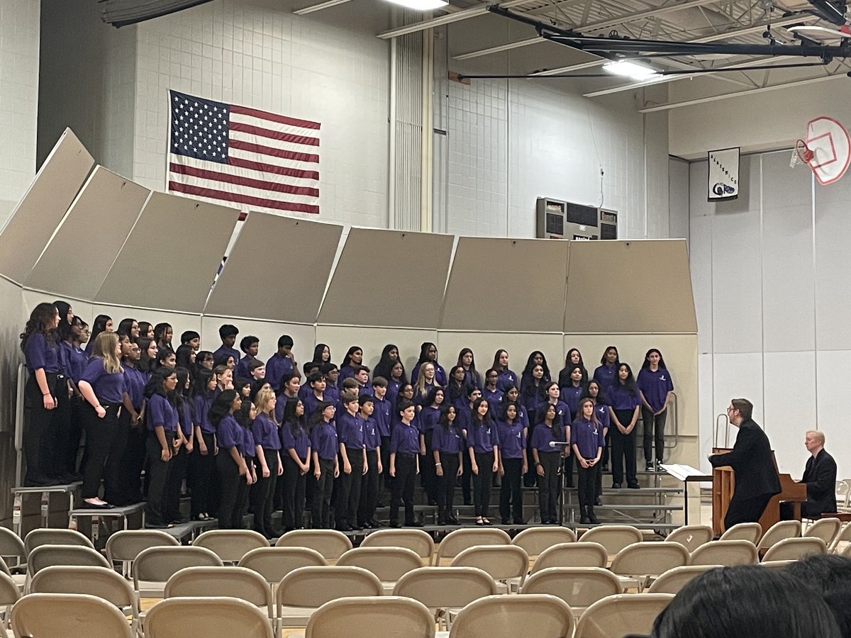 Couch_CroneMS's tweet photo. The 7:30 Choir Concert showcased the 7th and 8th grade Chorus and the NVHS Chamber Singers performed again. Beautiful performances! https://t.co/uvpU0Nai6H