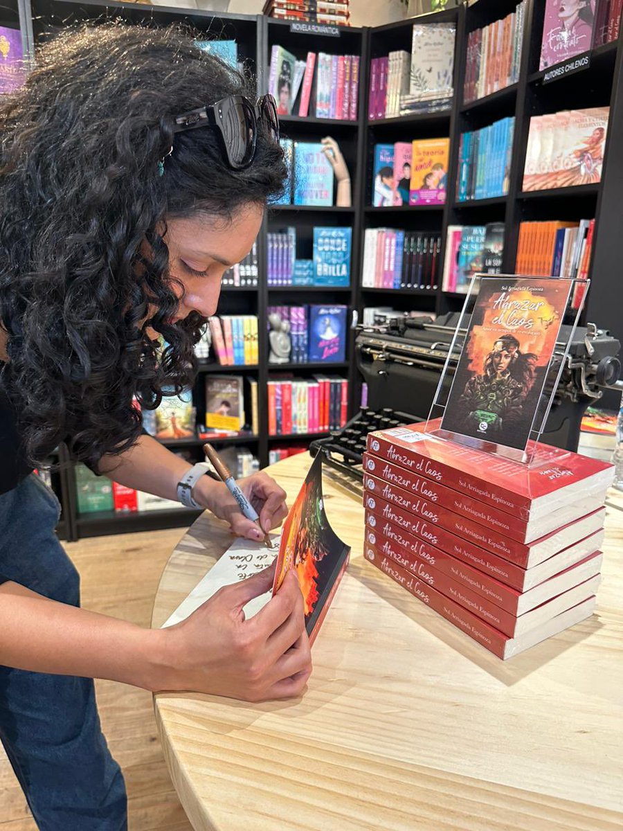 solarriagada's tweet photo. #SaveTheDate este sábado 11 de noviembre, desde las 16 hrs, estaré en #filsa junto a @Trayectoeditor promocionando mi novela “Abrazar el Caos” 
@camaradellibro 
*todas las actividades han sido increíbles, seguro esta también lo será* https://t.co/GaBGG4G73o