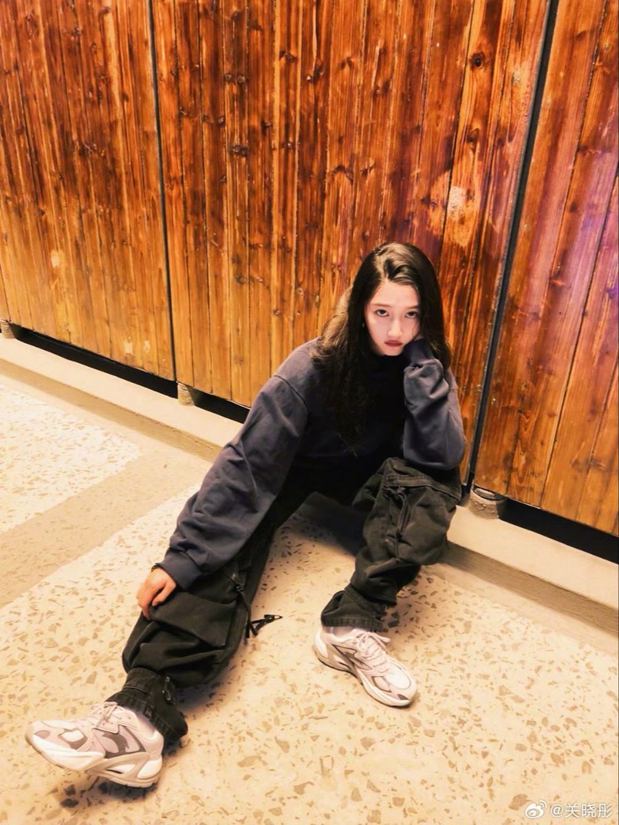 对着晓彤亲妈的鞋子和棉袜脚发情了流精了🙄
#关晓彤 #意淫 #恋足 #美脚 #流精 #脚奴 #媚脚