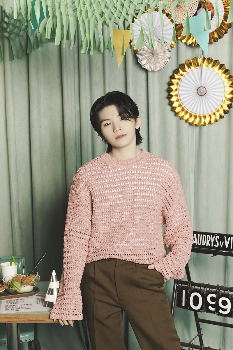 우지와 함께한 11월 호 커버와 비하인드 컷📸❤

HAPPY WOOZI DAY BIRTHDAY BOX VER.3

🍔 상품 공개 2023. 11. 10. 11AM(KST)
💌 판매 오픈 2023. 11. 10. 06PM(KST)
🍟 <a href="/weverseshop/">Weverse Shop</a>

#우지 #WOOZI
#세븐틴 #SEVENTEEN 
#HAPPY_SVT_DAY