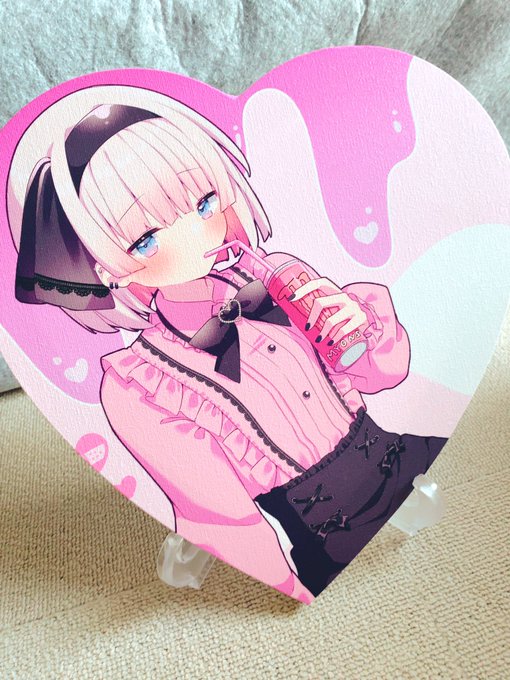 試作&スペースの目印になるかなぁと思って作ったハート型キャンバスが可愛い〜!!
ニス加工してるのでツヤツヤしてて綺麗です🫶💕 