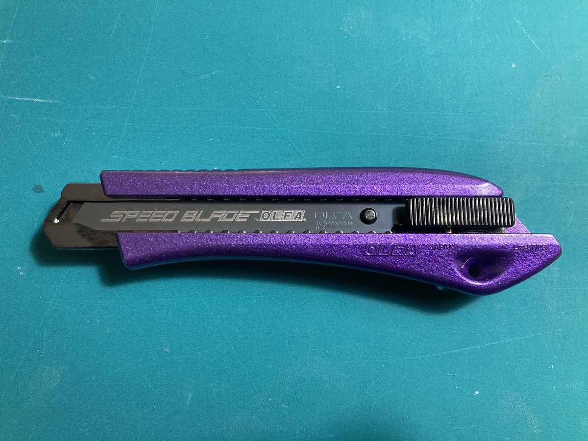 BFtento_redle's tweet image. 愛用してたやつをなくしてしまったのでカッター新調しました✨
限定カラーのアメジストパープル🟣そう！ビーファイターテントウカラー！
#OLFA