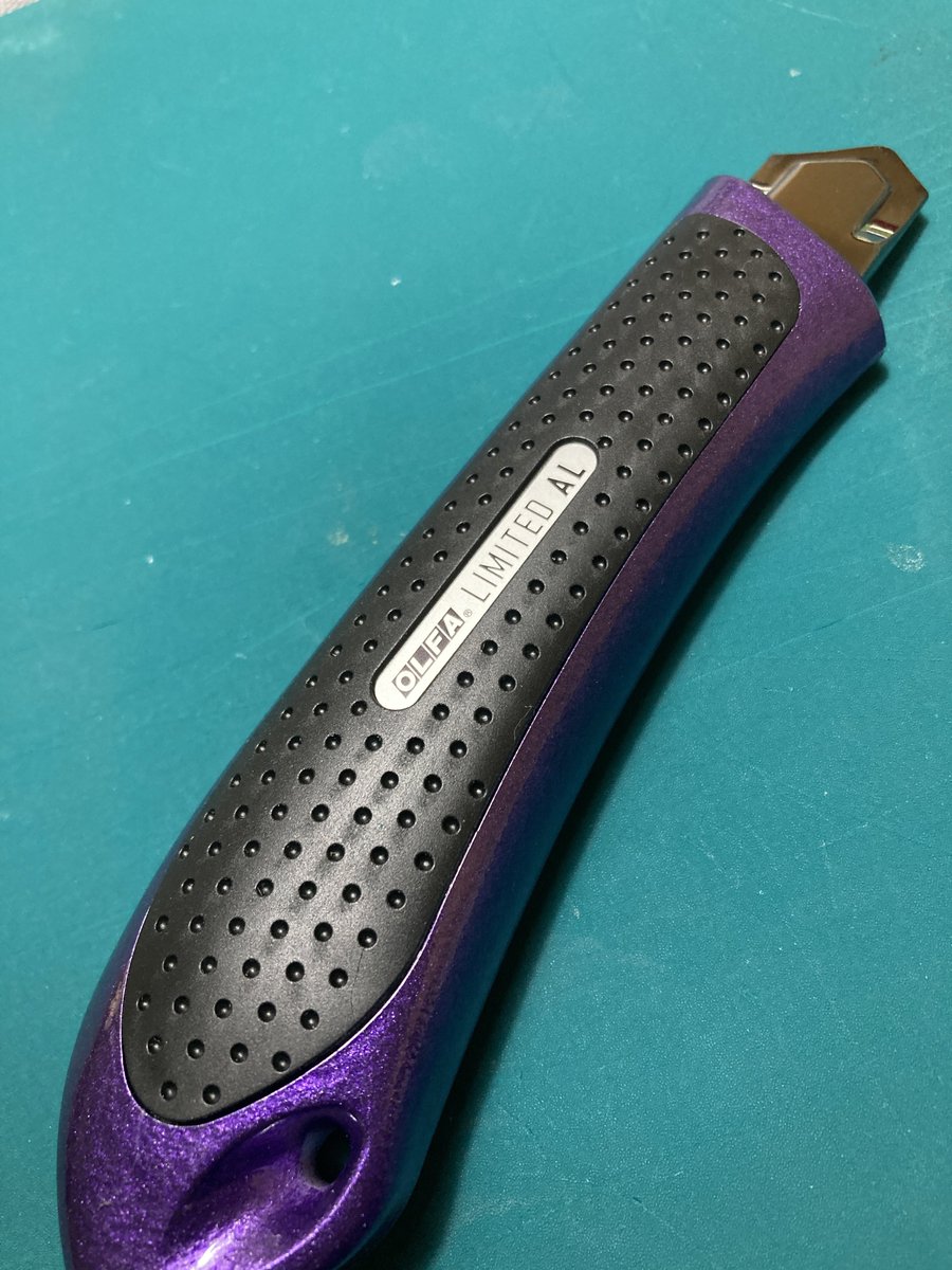 BFtento_redle's tweet image. 愛用してたやつをなくしてしまったのでカッター新調しました✨
限定カラーのアメジストパープル🟣そう！ビーファイターテントウカラー！
#OLFA