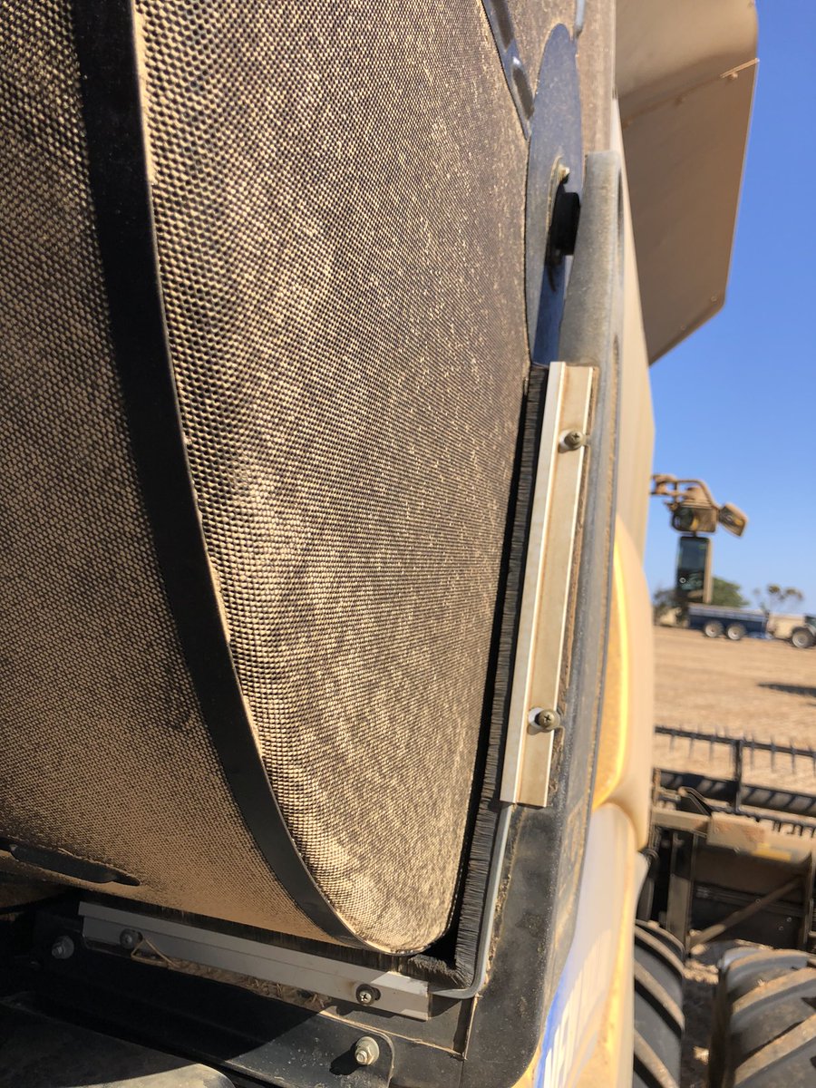 CR 8.90 that’s new to us, I’m assuming the brush is supposed to touch the screen. It doesn’t look like it ever has and there isn’t enough adjustment, anyone have the same issue?#AskTwitter