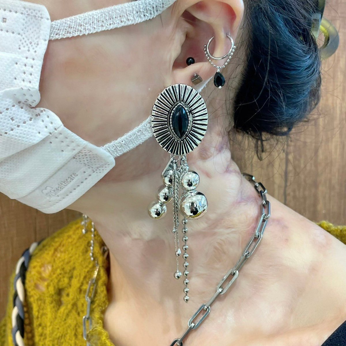 【👑お客様スナップ 】
こんにちは！
宇都宮店の石田です🐼
本日は、お客様耳コーデをご紹介いたします🪽
両耳たぶに大きめファッションピアスを
つけた大人キレイめコーデ✨
フォワードとスナッグのちょいカスタム
とっても可愛いです🫶💕
いつもありがとうございます♪
#メディストア
#ボディピアス