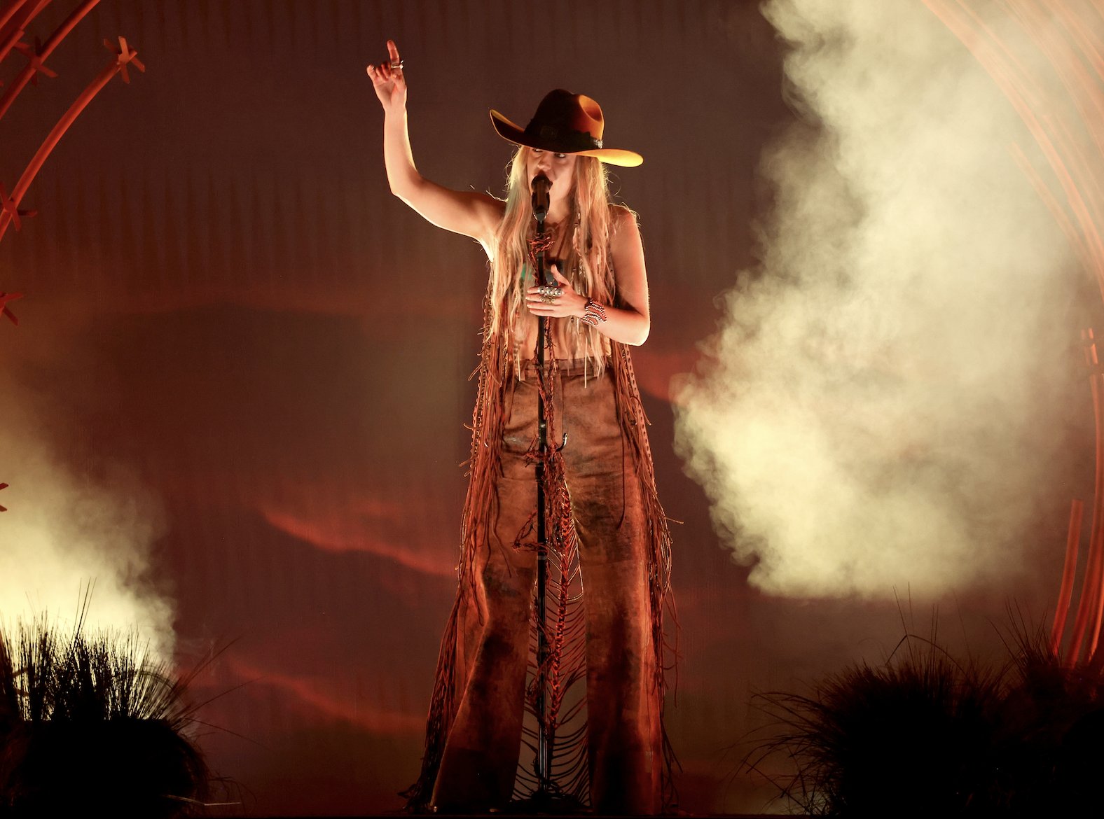 Lainey Wilson Wears Cowboy Hat and Jumpsuit to 2023 CMA Awards (Photos)