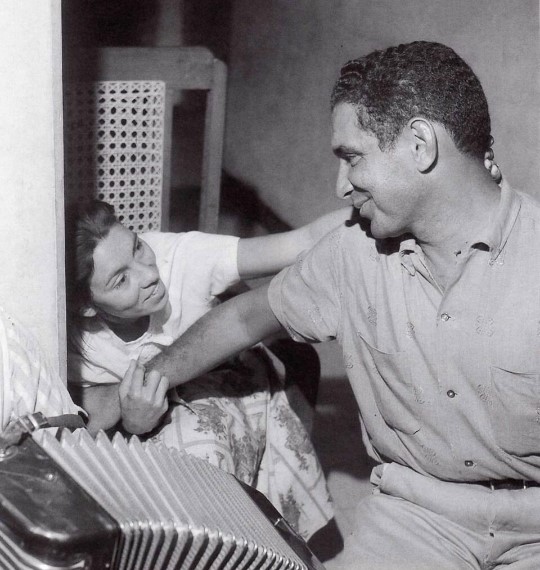 CarlosLinan's tweet photo. El 5 de febrero de 1951, Rafael Escalona fue citado al despacho del alcalde de La Paz, Beltrán Orozco, por difamar a un reconocido comerciante del pueblo en una de sus canciones.

 #VaHilo 🧵🪡 de un armadillo, una demanda y una apuesta... https://t.co/Yw0yIVC6g8
